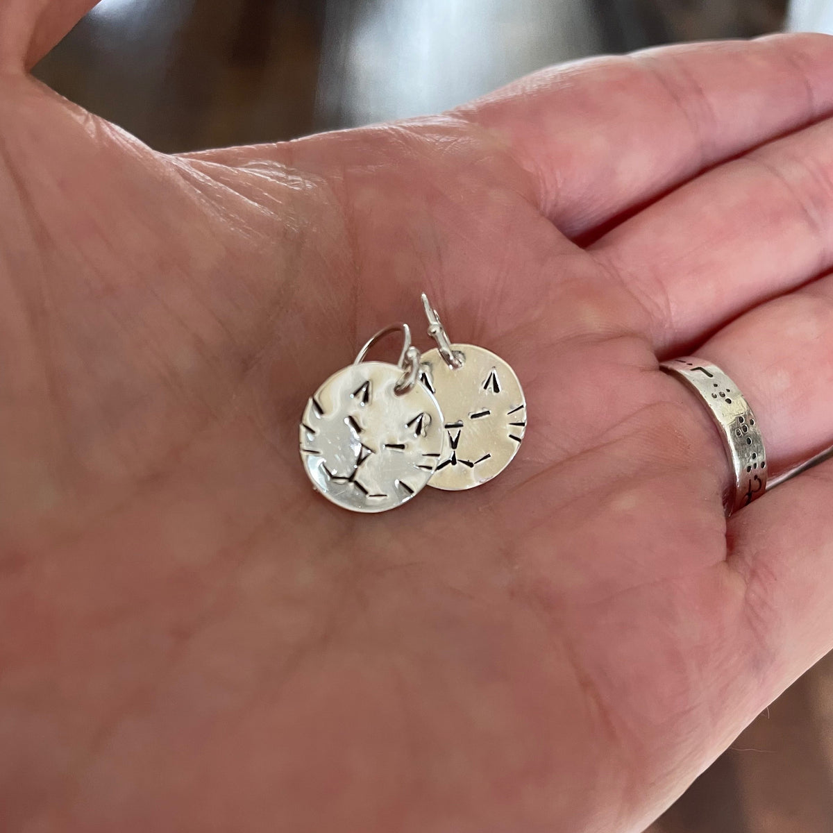 Smiling Cat Face Earrings in Silver Shiny finish