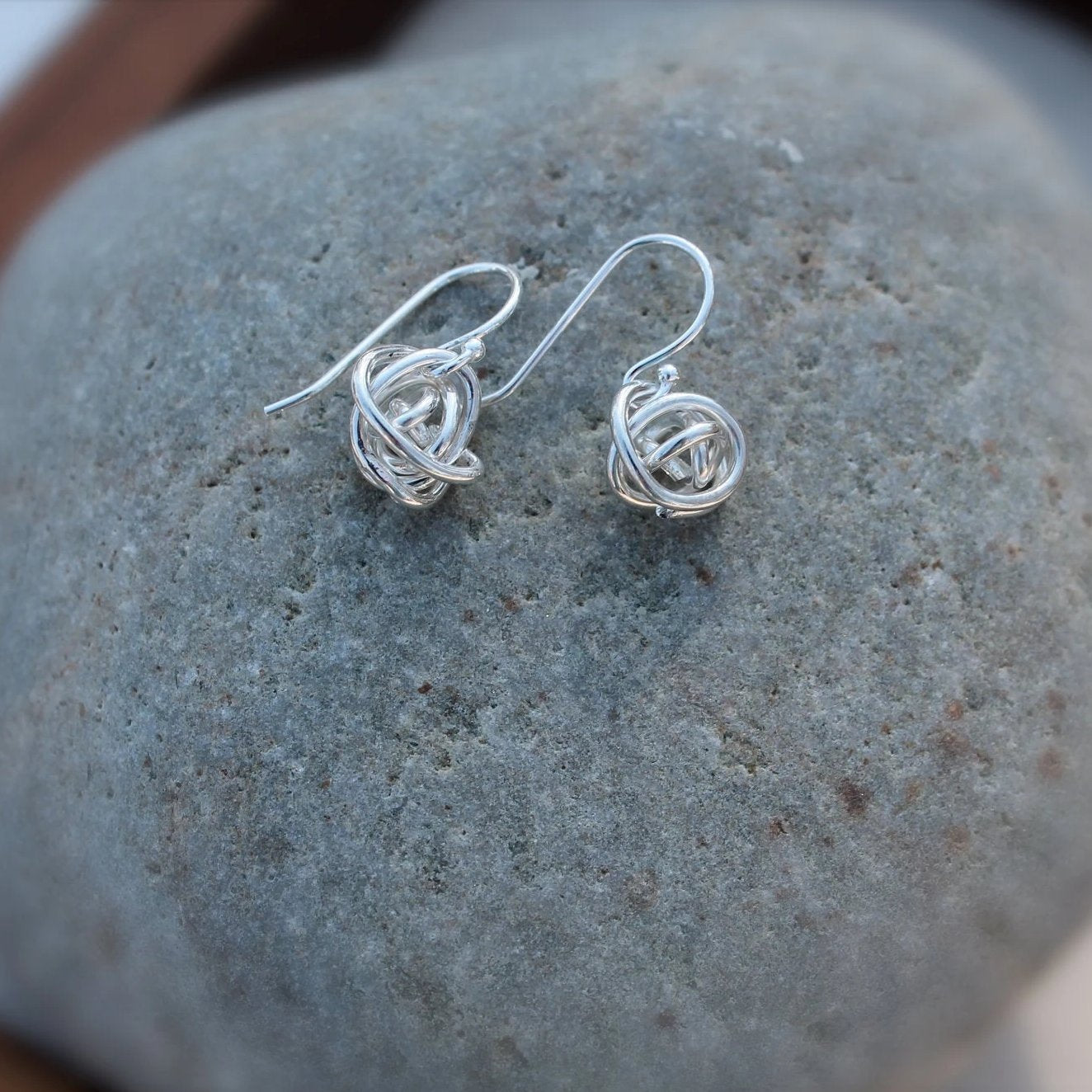 Knot Earrings シルバー VASIC Knot Earrings in Sterling Silver – Kitty Stoykovich Designs